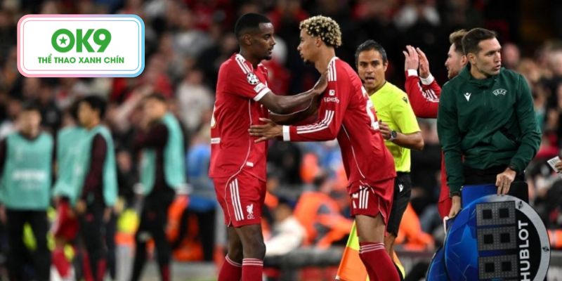 Sau gần một giờ thi đấu, Alexander Isak nhường chỗ cho đồng đội